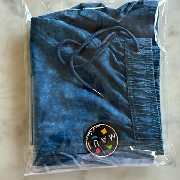 Maui & Son’s Walk Shorts in Indigo - Picture 5 of 5